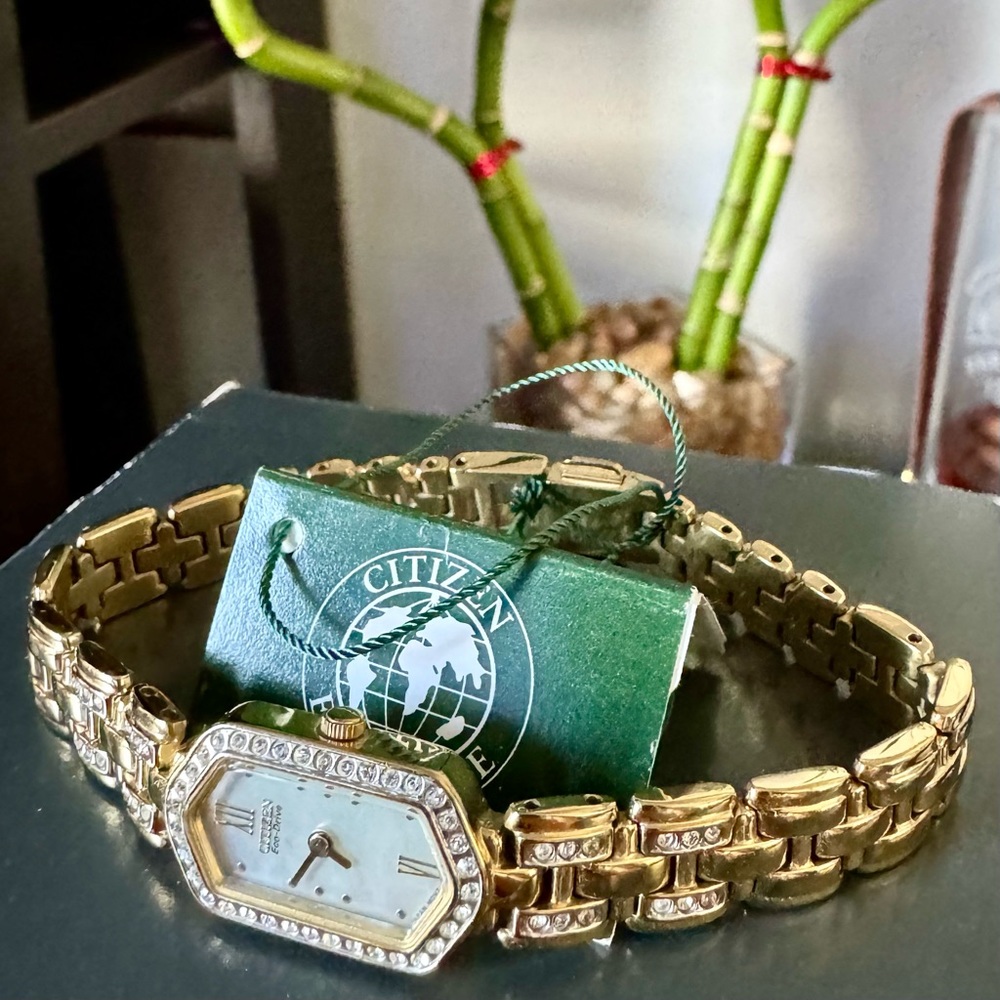 Citizen Eco-Drive MOP. Crystal watch